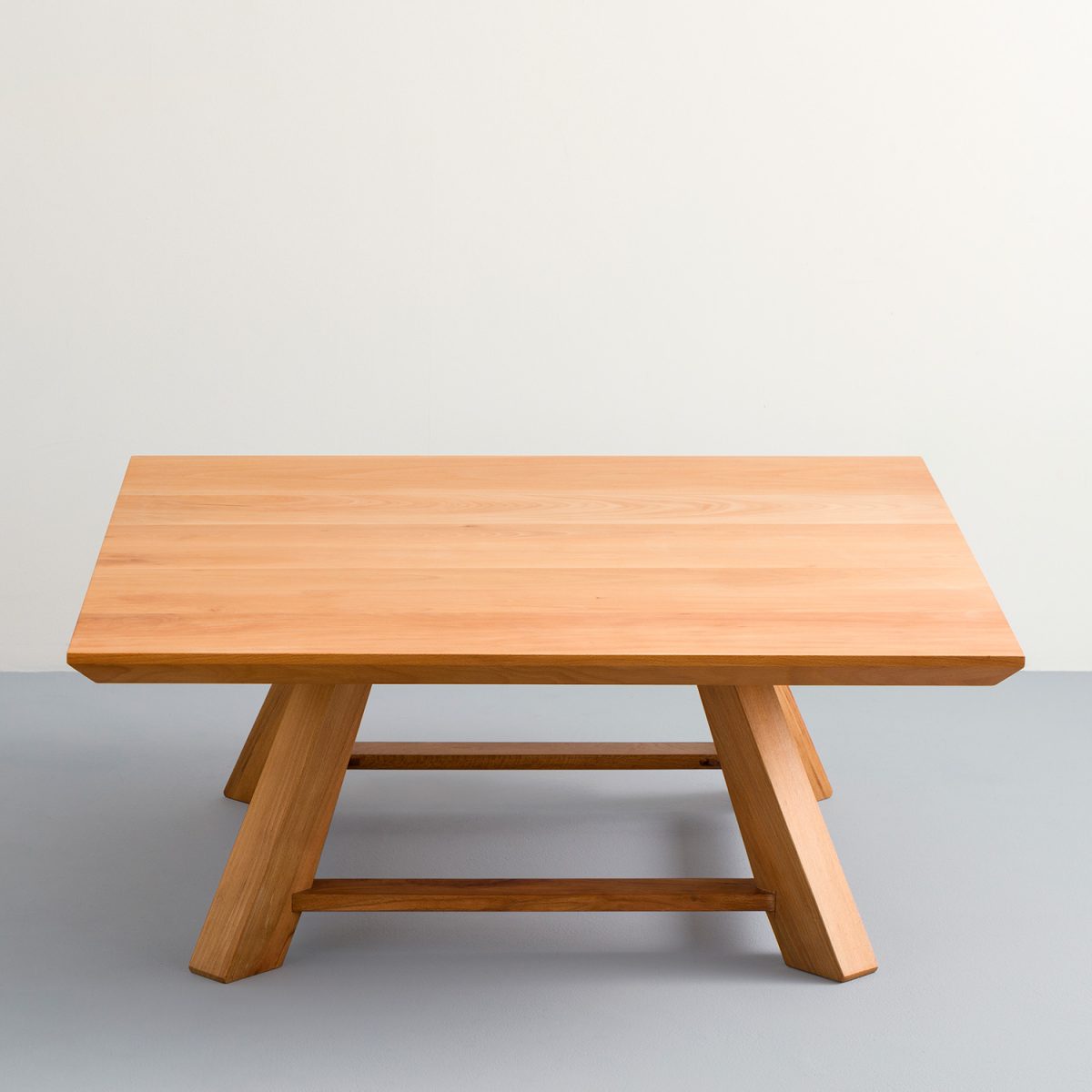 میز جلو مبلی کازوکو برگرفته از طراحی‌های ژاپنی و بسیار مناسب برای نشیمن خانه است.