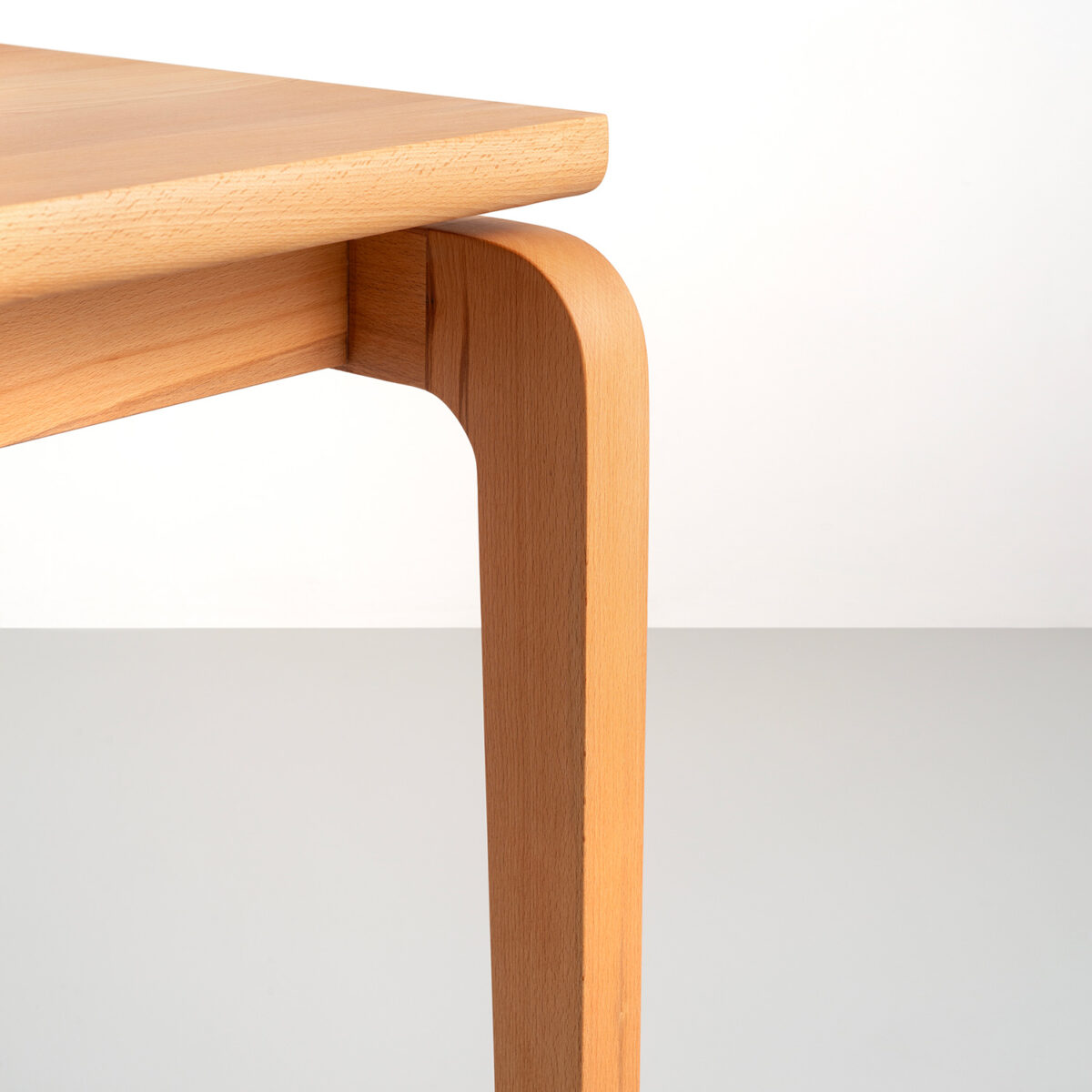 اتصال پایه میز ناهارخوری به چوب زیرین صفحه است