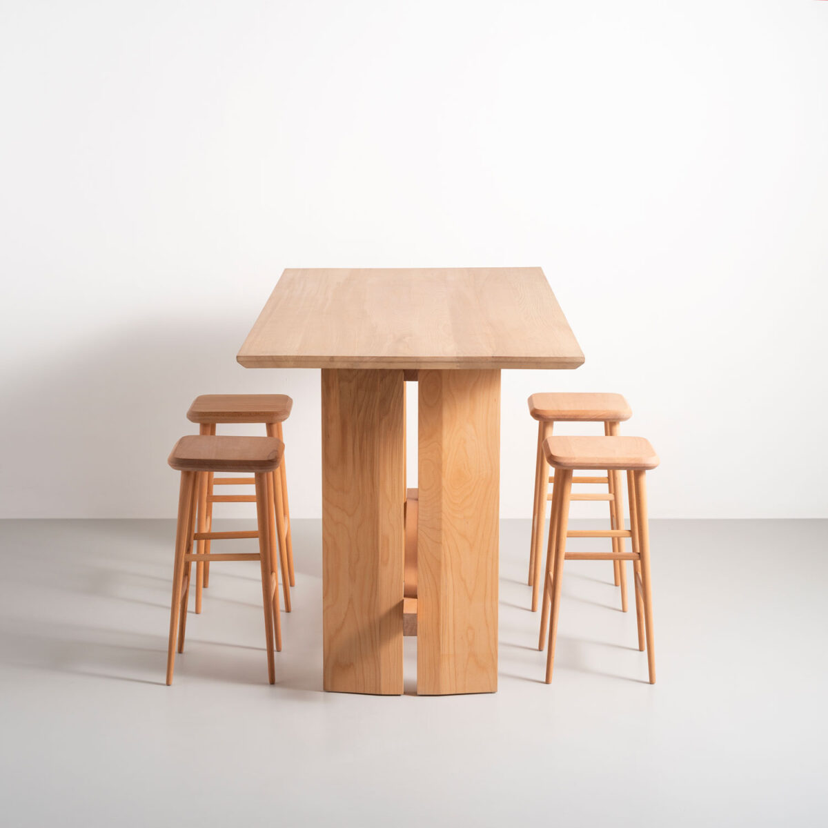 میز بار آلتو قابل استفاده با تمام صندلی‌های بار است.