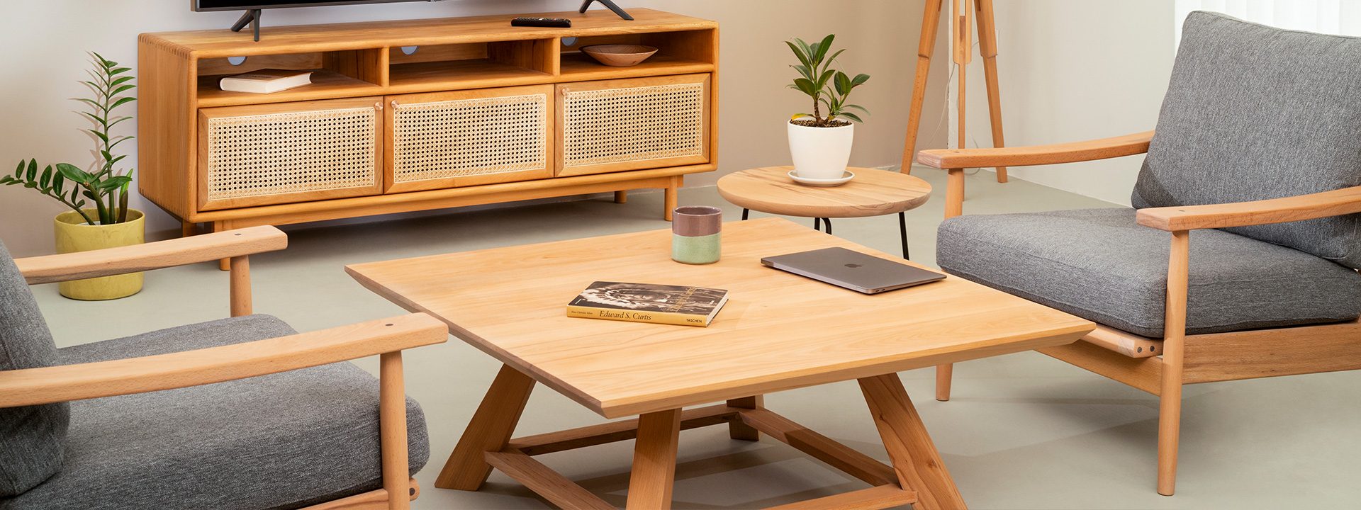 ترکیب زیبایی از میز جلو مبلی کازوکو با مبلمان راحتی لم و همدم را مشاهده می‌کنید.